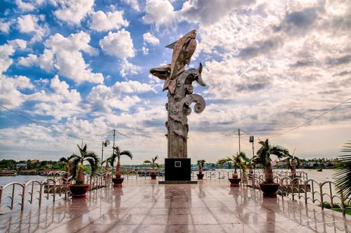 Statue du poisson Basa - croisière delta du Mékong