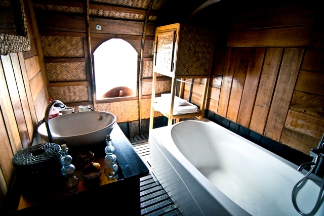 Salle de bain sampan Mango, croisiere Mekong