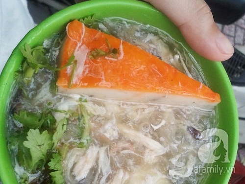 La soupe de crabe au trottoir qui a plus de 20 ans à la Cathédrale de Saigon