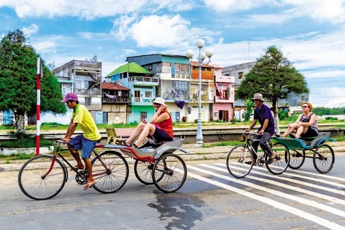 Les étrangers aiment se balader à vélo au village Sa Dec