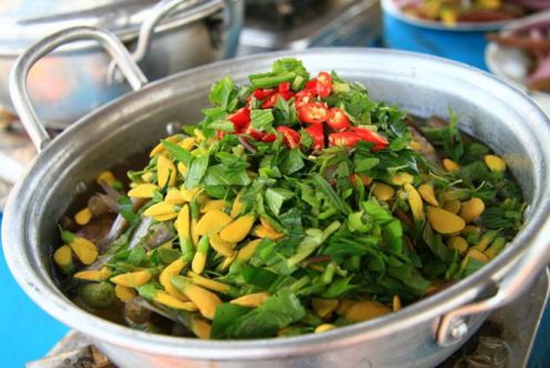 Soupe de poisson Linh avec des fleurs de l’arbuste de Dong Thap - Spécialités du delta du Mékong