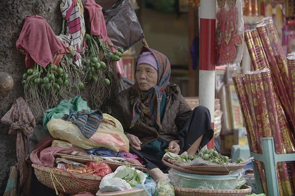 Une vieille marchande sur le trottoir d’Hanoi