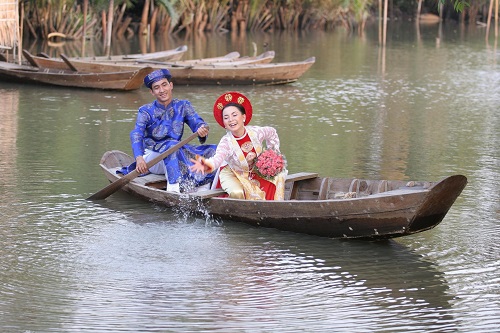 jeune couple dans le sampan sur le mékong