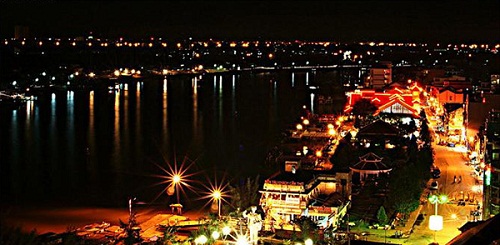 Can Tho est brillant au soir par les lampadaires aux bords du fleuve de Hue