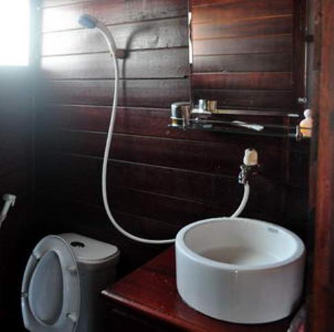 Salle de bain sur sampan Mien Tay