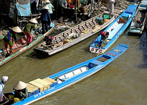Barques Tac Rang dans le marché flottant - delta du Mékong