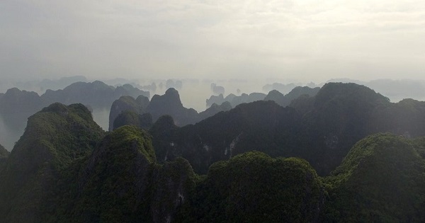 milliers de rochers de la fameuse baie d’Halong