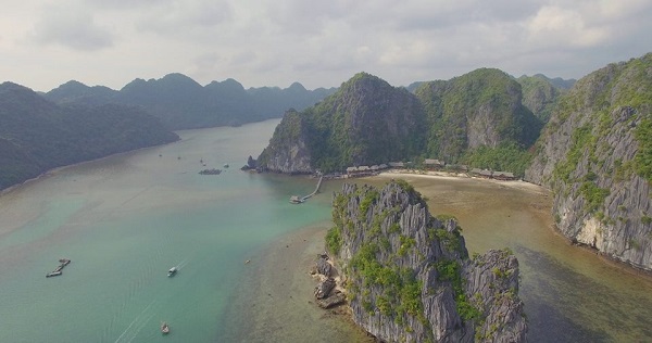 milliers de rochers de la fameuse baie d’Halong