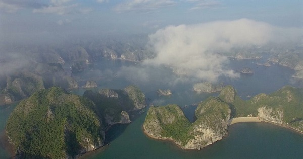 milliers de rochers de la fameuse baie d’Halong