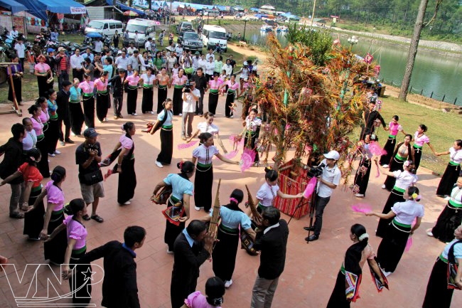 La danse des Thai à Moc Chau