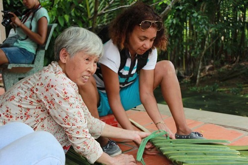 tricotage des feuilles de coco delta du mékong